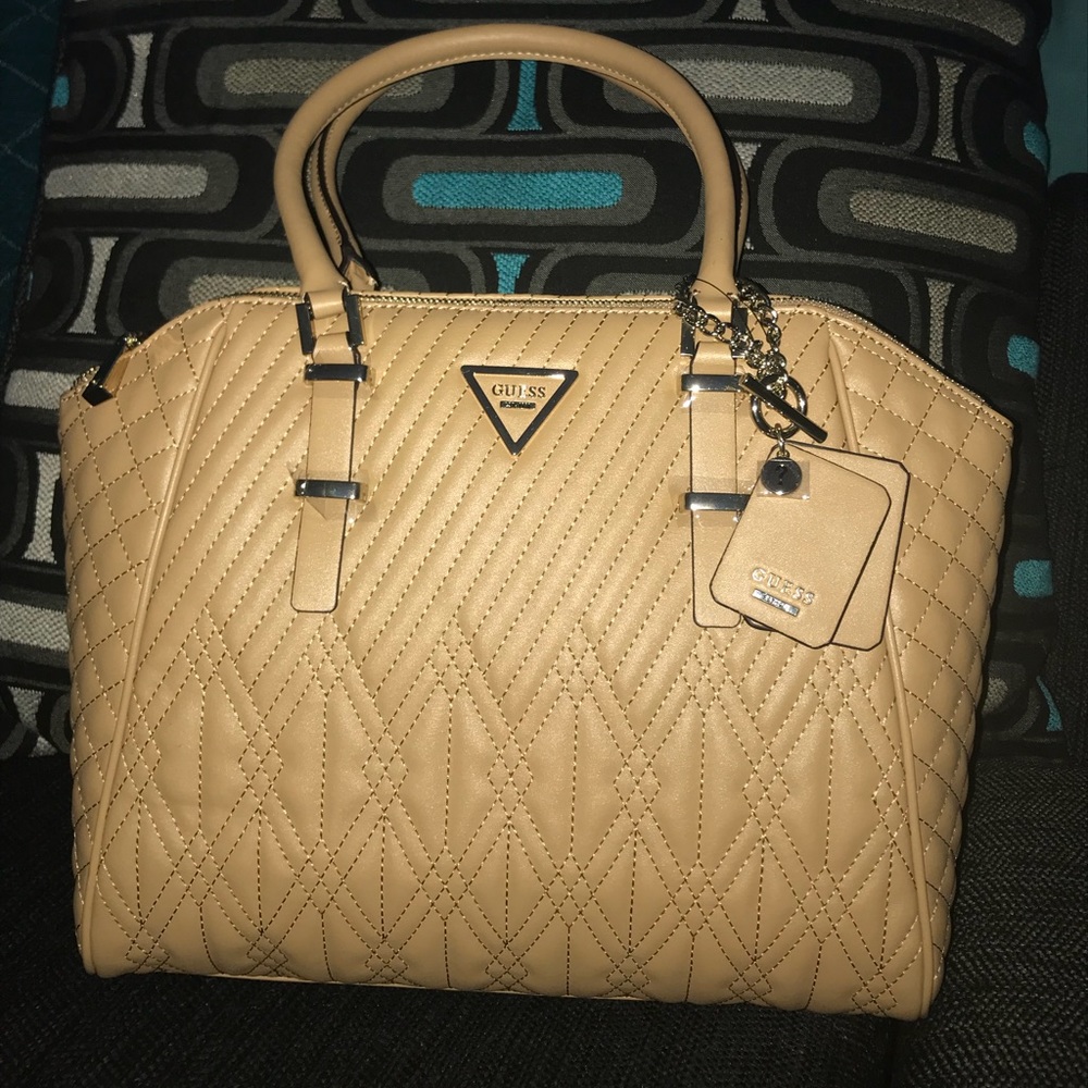 Guess Large hand bag😍. Brand New. Never worn.